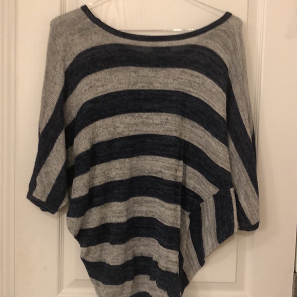 💗 Super cute wing sleeve women’s sweater💗Size L. 55%, cotton, 23% rayon 22%pol - Picture 3 of 4